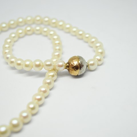 Per Borup; Clasp of 14k gold with pearls Per Borup; Clasp of 14k gold with pearls